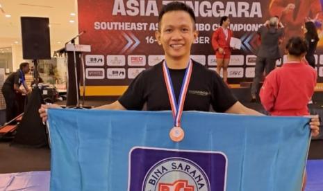 Imam Maulana Muttaqin, mahasiswa asal Program Studi (Prodi) Sistem Informasi Universitas BSI (Bina Sarana Informatika) kampus Karawang berhasil meraih juara dalam tingkat internasional pada kejuaraan South East Sambo Championship.