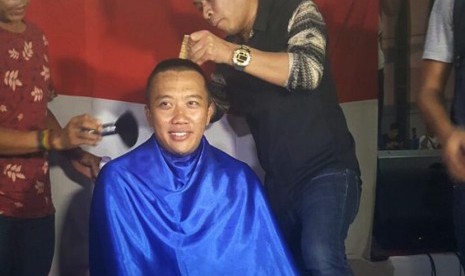 Imam Nahrawi mencukur rambut sebagai Nazar