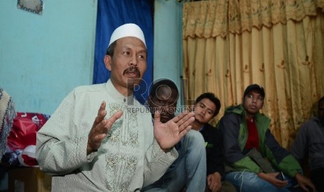 Imam pada Shalat Idul Fitri di Musholla, Ustadz Ali Muhtar berdiskusi bersama Tim Pencari Fakta (TPF) Komat Tolikara di Tolikara, Papua, Kamis (23/7).