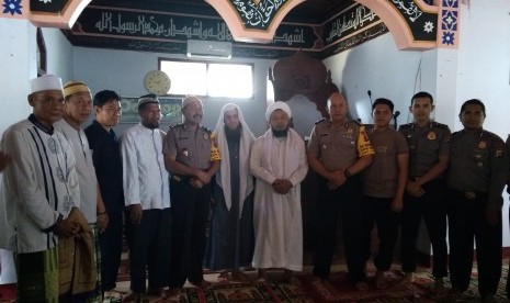 Imam Palestina,  Syekh Abdullah Abu Romailah Attamimi, bersama jamaah shalat Tarawih di salah satu masjid di Sultra.