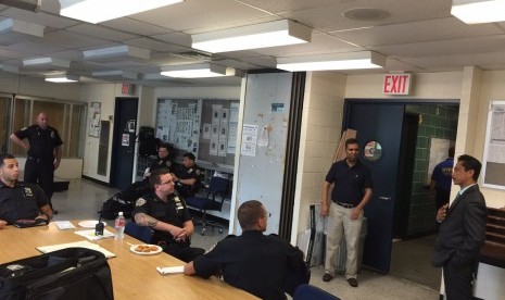 Imam Shamsi Ali (kanan berjas hitam) saat briefing dengan NYPD