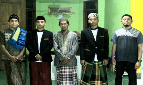 Imam Tarawih di Masjid Arrayyan, Kendari (kedua dari kiri dan kedua dari kanan) merupakan santri Pesantren Tahfidz Darul Hijrah Kendari binaan BMH yang selama Ramadhan menjalankan latihan dakwah.