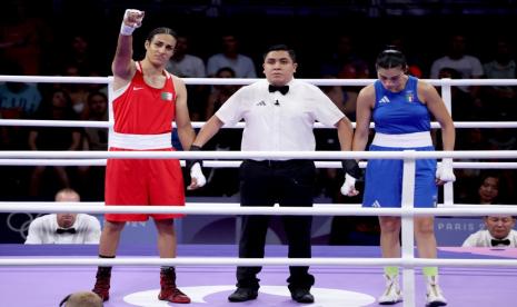 Imane Khelif (kiri) dari Aljazair dinyatakan sebagai pemenang dalam pertarungan tinju putri kelas 66 kg, setelah lawannya Angela Carini dari Italia mengundurkan diri pada ronde pertama babak penyisihan 16 besar Olimpiade Paris 2024, di Arena Paris Utara di Villepinte, Prancis, Kamis (1/8/2024).