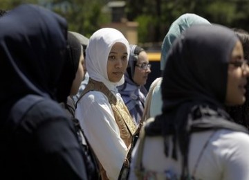 Imane Boudlal mengenakan jilbab putih