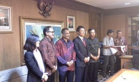 Imawan Mashuri selaku Direktur Utama UCS Group (dua dari kiri), Menteri Pariwisata Arief Yahya (Tengah) dan President and Representative Director Shobunsha Inc, Shigeo Kuroda (dua dari kanan) usai penandatanganan 