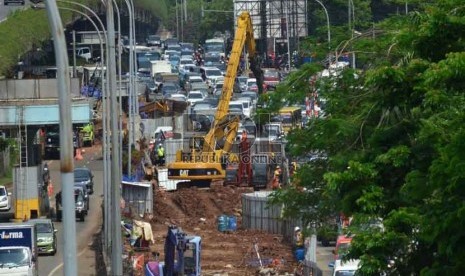 Imbas kemacetan yang disebabkan oleh proyek pembangunan MRT di Jl. TB. Simatupang, Jaksel, (7/12).