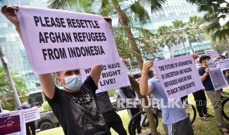 Imigran asal Afghanistan berunjuk rasa di depan kantor perwakilan UNHCR Medan, Sumatera Utara, Selasa (7/9/2021). Dalam aksinya, mereka menuntut UNHCR dan International Organization for Migration (IOM) segera memproses penempatan mereka ke negara tujuan seperti Kanada, Australia, Selandia Baru maupun Amerika Serikat.