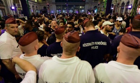 Imigran menumpuk di stasiun di Hungaria yang telah ditutup untuk mereka, Rabu (2/9).