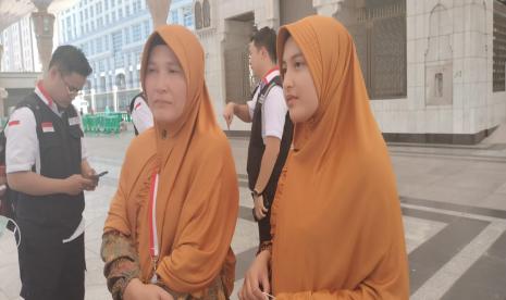 Imla Rosyidi (kanan) menjadi salah satu jamaah haji RI termuda dengan usia 19 tahun. Bersama ibunya, Lilis Laila Sari (kiri), Imla sedang berkeliling Masjid Nabawi di Madinah, Ahad (5/6).