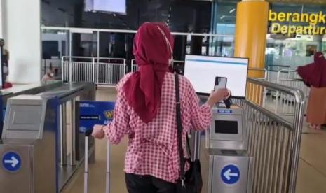 Implementasi digitalisasi di bandara-bandara AP II saat ini sudah sekitar 50-60 persen untuk aspek pelayanan dan operasional. 