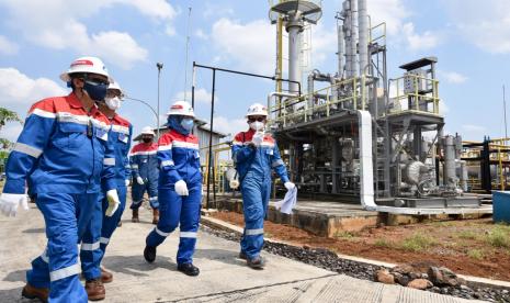 Implementasi ESG (Environmental, Social, & Governance) Pertamina yang semakin kuat di tahun ini menjadi sorotan mancanegara. Hal ini terlihat dari pengakuan sejumlah lembaga dan penghargaan internasional yang didapat Pertamina secara berturut-turut.Yang terbaru adalah pengakuan dari JP Morgan yang memasukkan Pertamina dalam JESG EMBI (JP Morgan ESG Emerging Market Bond Instrument) Index dengan skor 44,2 di Juni 2022, atau lebih tinggi dari batas (threshold) yang ditetapkan JESG EMBI yakni 20.