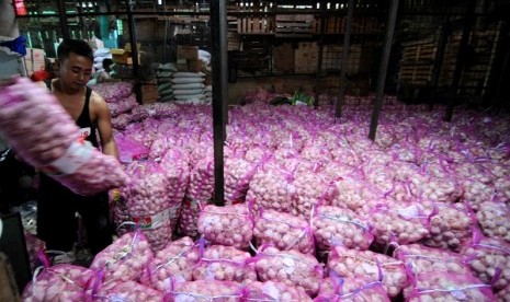 Imported garlic at regional market in Jakarta. (illustration)  