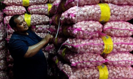 Imported garlic floods Indonesian traditional market due to local product shortage. (illustration)   