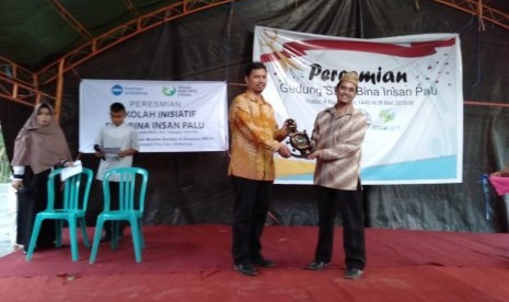 IMSA (Indonesia Muslim Society in America) bekerja sama dengan PKPU Human Initiative meresmikan sekolah dan masjid di lokasi bekas gempa Palu. 