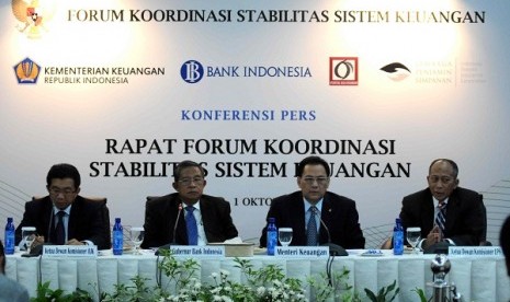 In its effort to face financial crisis, Coordinating Forum on Financial System Stability (FKKSK) will hold crisis management simulation. From left to right, the head of OJK, Muliaman D Hadad, BI governor darmin Nasution, and Minister of Finance Agus Martow