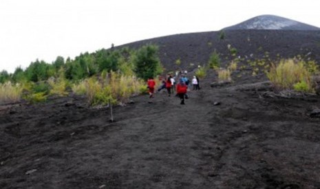 In normal condition, small islands around Mount Krakatau attract tourists.