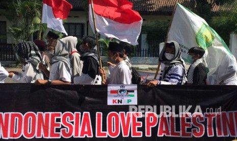 Koalisi Yogyakarta Bebaskan Baitul Maqdis melakukan aksi long march.