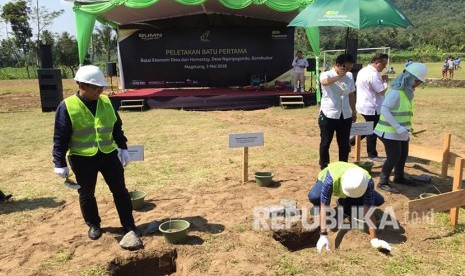   Peletakan batu pertama Balai Ekonomi Desa (Balkondes) dan Homestay di Desa Ngargogondo, Kecamatan Borobudur, Magelang, Jawa Tengah pada Kamis (3/5).   