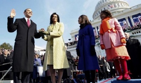 In this 20 January 2009 file photo, Barack Obama, left, takes the oath of office from Chief Justice John Roberts, not seen, as his wife Michelle, holds the Lincoln Bible and daughters Sasha, right and Malia, watch at the US Capitol in Washington. 