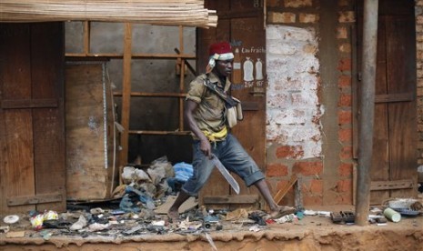 In this file photo taken on Wednesday, Jan. 22, 2014, Anti-Balaka Christan youth loot the Muslim market in the PK13 district of Bangui, Central African Republic. 