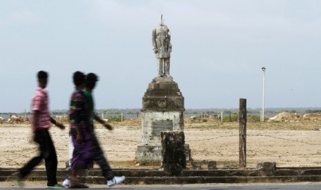 Warga Etnis Tamil sedang berjalan. 