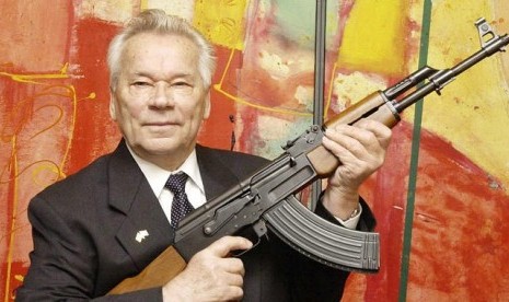 In this July 26, 2002 file photo, Russian weapon designer Mikhail Kalashnikov presents his legendary assault rifle to the media while opening the exhibition 