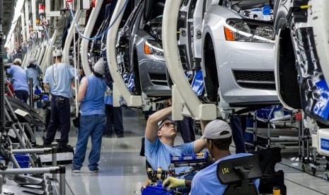 In this June 12, 2013, photo, workers assemble Volkswagen Passat sedans at the German automaker's plant in Chattanooga, Tenn. The car producer plans to build its factory in Cikampek, West Java. (file photo)