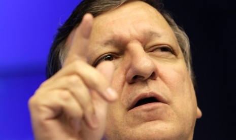 In this March 1, 2012 file photo, European Commission President Jose Manuel Barroso gestures while speaking during a media conference in Brussels. The chief of the European Union's head office will not go to Ukraine during the European soccer championships