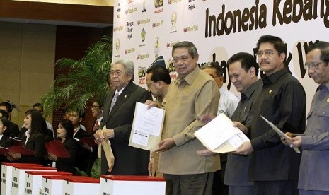 In this March 2012 photo, President Susilo Bambang Yudhoyono (center) submits his tax reports at Ministry of Finance in Jakarta. 