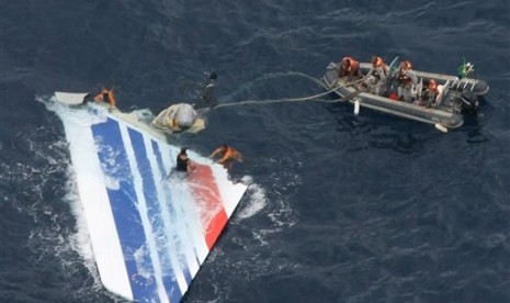 In this Monday, June 8, 2009 file photo released by Brazil's Air Force, Brazil's Navy sailors recover debris from the missing Air France Flight 447 in the Atlantic Ocean. 