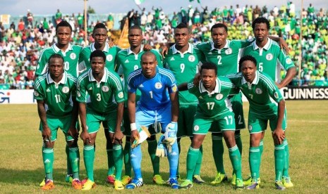 In this Nov. 16, 2013 file photo, Nigeria soccer team poses prior to start the World Cup qualifying match between Nigeria and Ethiopia at U. J. Esuene Stadium, in Calabar, Nigeria. Background from left: Mikel John Obi, Omeruo Kenneth, Ideye Brown, Emenike 