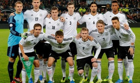 In this Oct 11, 2013 file photo, Germany soccer team poses prior to the start the World Cup Group C qualifying soccer match between Germany and Ireland in Cologne, Germany. Background from left: Manuel Neuer, Per Mertesacker, Toni Kroos. Marcell Jansen, Sa