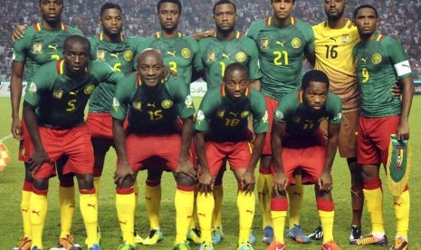 In this Oct. 13, 2013 file photo, Cameroon soccer team poses prior to the start the World Cup qualifying soccer between Tunisia and Cameroon in Tunis, Tunisia. Foreground from left: Tchounko Nounke, Kouamo Webo, Takang Enouh Eyong and Jean Makoun. Backgrou