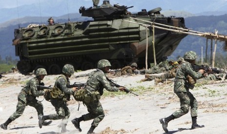 In this picture on October 23, 2011, Philippine marines storm the beach with their counterparts from the US Marines Battalion Landing Team, 2nd Battalion, 7th Marine od the 31st Marine Exeditionary Unit based in Okinawa, Japan.