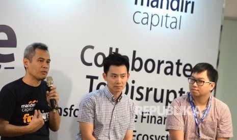 Incar Startup Fintech Potensial. CEO Mandiri Capital Indonesia, Eddi Danusaputro, CO Moka Harojanto, dan CEO Jurnal Daniel Witono (dari kiri) menjadi nara sumber saat diskusi saat kompetisi Finspire di Mandiri Inkubator Bisnis, Jakarta, Rabu (18/10).