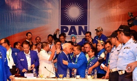 Incumbent Hatta Rajasa congratulates newly elected PAN General Chairman Zulkifli Hasan.