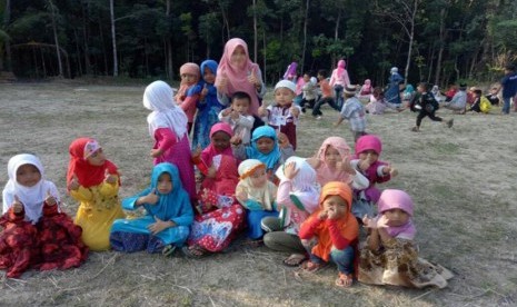 Indah Wulandari bersama murid-muridnya.