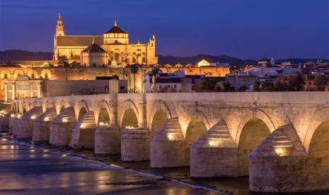 Indahnya kota Cordoba dari tepi sungai Al-Wadi al-Kabir, yang dilafalkan orang Spanyol sebagai Guadalquivir.