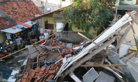 Indekos tiga lantai di Jalan Bangka Barat IV RT 003 RW 07, Kelurahan Pela Mampang, Jakarta Selatan, roboh pada Sabtu (8/2) pagi.