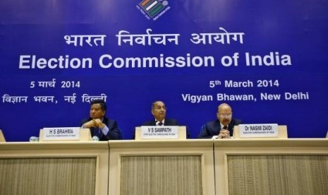 India's Chief Election Commissioner V.S. Sampath (center) listens to a reporter's question during a news conference to announce election dates, in New Delhi March 5, 2014.