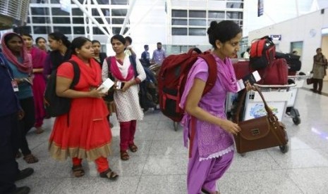 Indian nurses walk after they were released by Iraqi Islamist militants, as they arrive at Arbil International Airport, in Iraq's Kurdistan region, July 5, 2014.