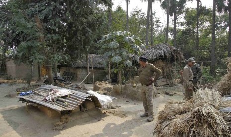 Indian police personnel inspect the area where a woman was gang-raped at Birbhum district in the eastern Indian state of West Bengal January 23, 2014.