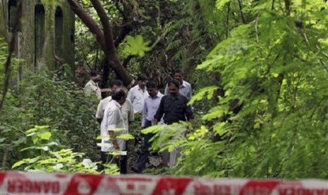 Indian policemen inspect the site where a 22-year-old woman was gang raped in Mahalaxmi area in Mumbai India, Friday, Aug. 23, 2013. 