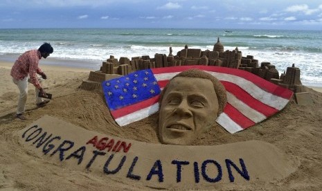 Indian sand artist Sudarshan Patnaik gives final touches to a sand sculpture of U.S. President Barack Obama on a beach at Puri, in the eastern Indian state of Odisha November 7, 2012.   