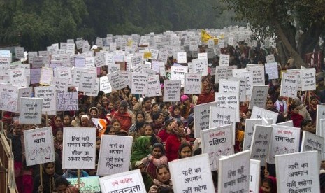 Indian women carry placards as they march to mourn the death of a gang rape victim in New Delhi, India, on Jan. 2, 2013.