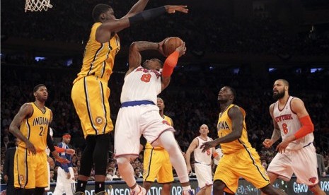 Indiana Pacers (kuning) menghadapi New York Knicks dalam laga putaran kedua babak playoff NBA.