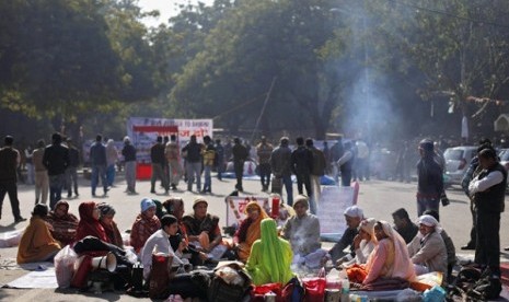 Indians perform special ritual for the soul of a gang rape victim in New Delhi, India, Thursday, Jan. 10, 2013.   