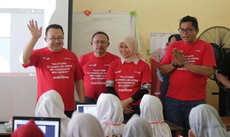 IndiHome melakukan sebuah program pelatihan keterampilan usaha dan pendidikan masyarakat, “IndiHome untuk Indonesia” di Desa Wukirsari, Bantul, Yogyakarta. Acara yang dilaksanakan pada 9 Desember 2019 ini dihadiri oleh Komisaris Utama Telkom, Rhenald Kasali dan Direktur Consumer Service Telkom, Siti Choiriana.