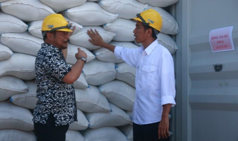 Indonesia akan mengekspor beras pada tahun depan. Foto: Menteri Pertanian Syahrul Yasin Limpo (kiri) mengunjungi gudang beras. 