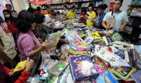  Indonesia Book Fair Pengunjung memilih buku-buku yang dijual di salah satu stan pengisi pameran buku Indonesia Book Fair ke-33 di Istora Senayan, Jakarta,